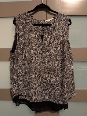 Violet & Claire Black and White Sleeveless Blouse with Layered Hem